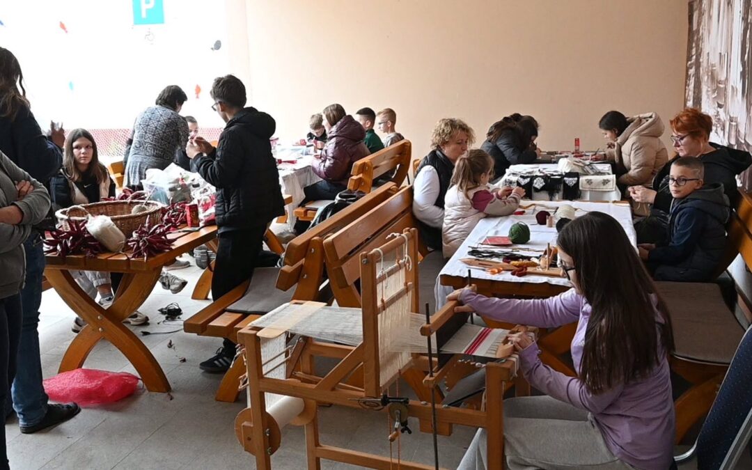 Kézműves foglalkozáson jártak a kopácsi és laskói diákok Kopácson/Učenici iz Kopačeva i Luga sudjelovali na radionicama tradicijskih rukotvorina